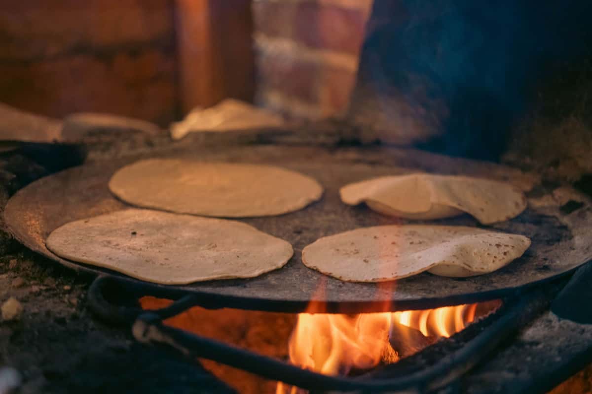 Budare, tostiarepa o arepera eléctrica: cuál conviene para hacer arepas