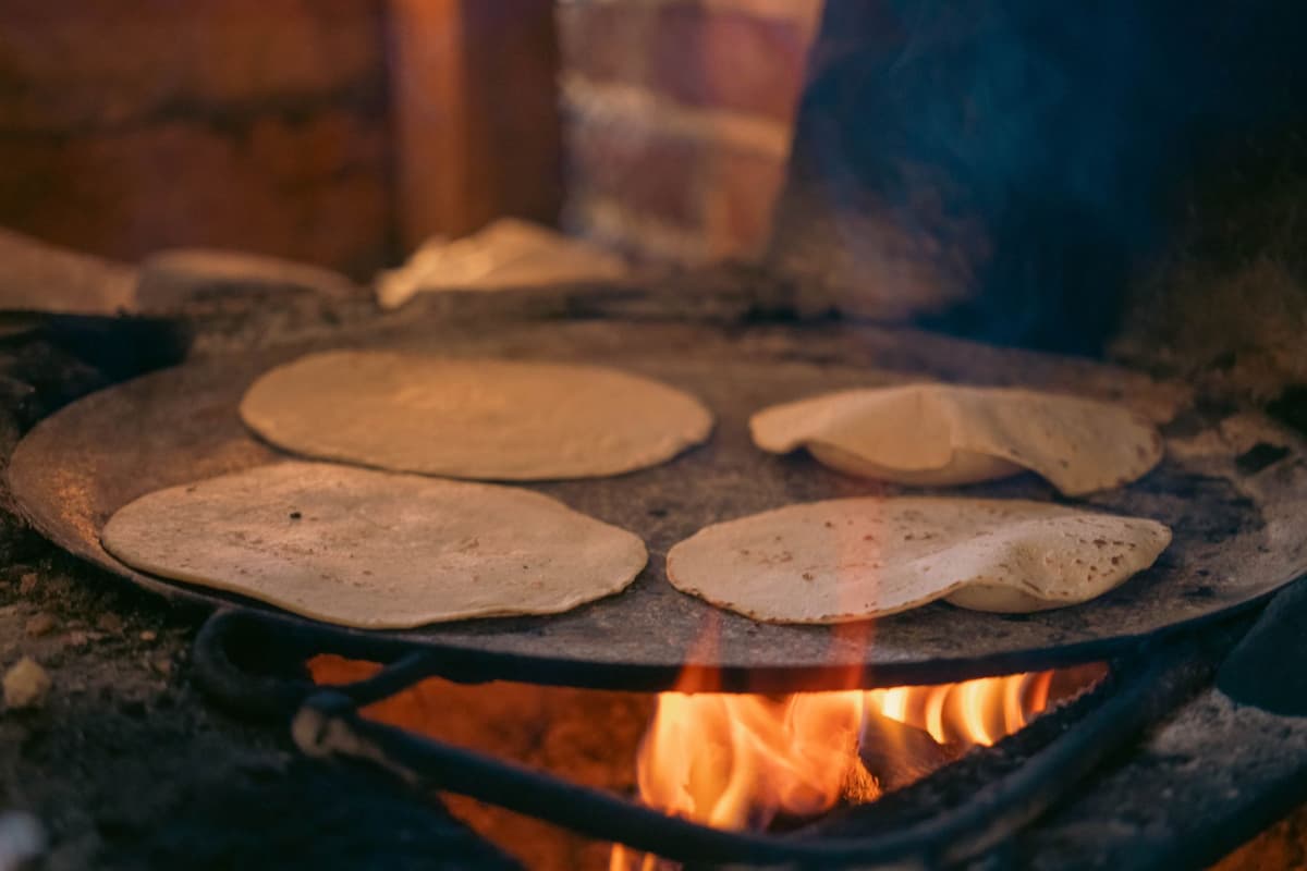 Budare, tostiarepa o arepera eléctrica: cuál conviene para hacer arepas