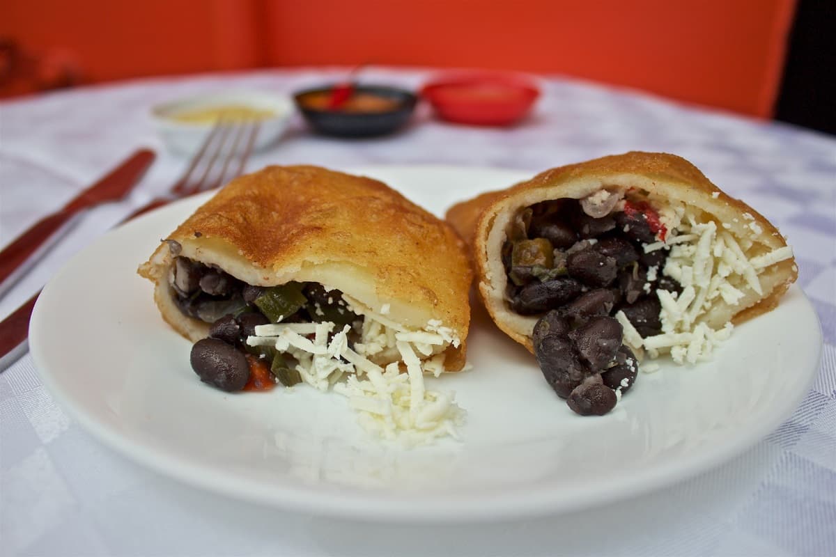 Empanada Dominó: Caraotas y Queso