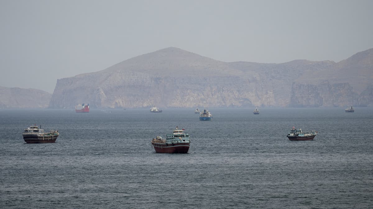 Irán Captura Dos Barcos en el Estrecho de Ormuz y Milei en el Foco: Noticias Internacionales Abril 2026