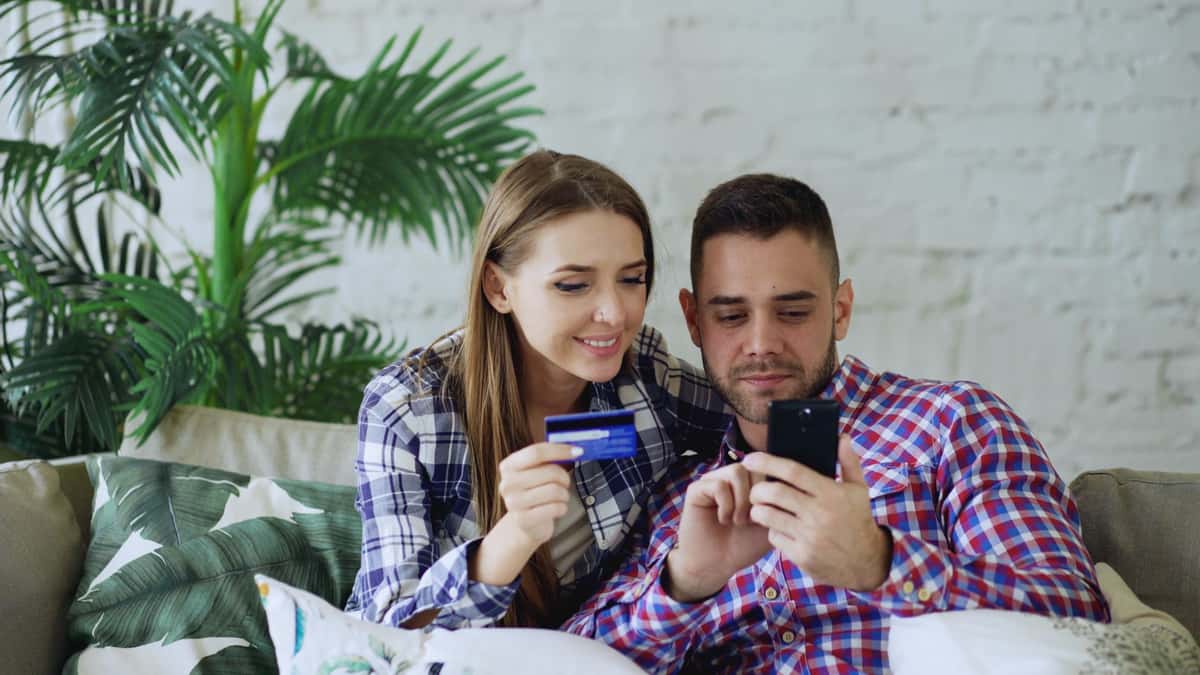 Tarjeta de Crédito Asegurada para Hispanos: Guía para Construir Crédito en USA